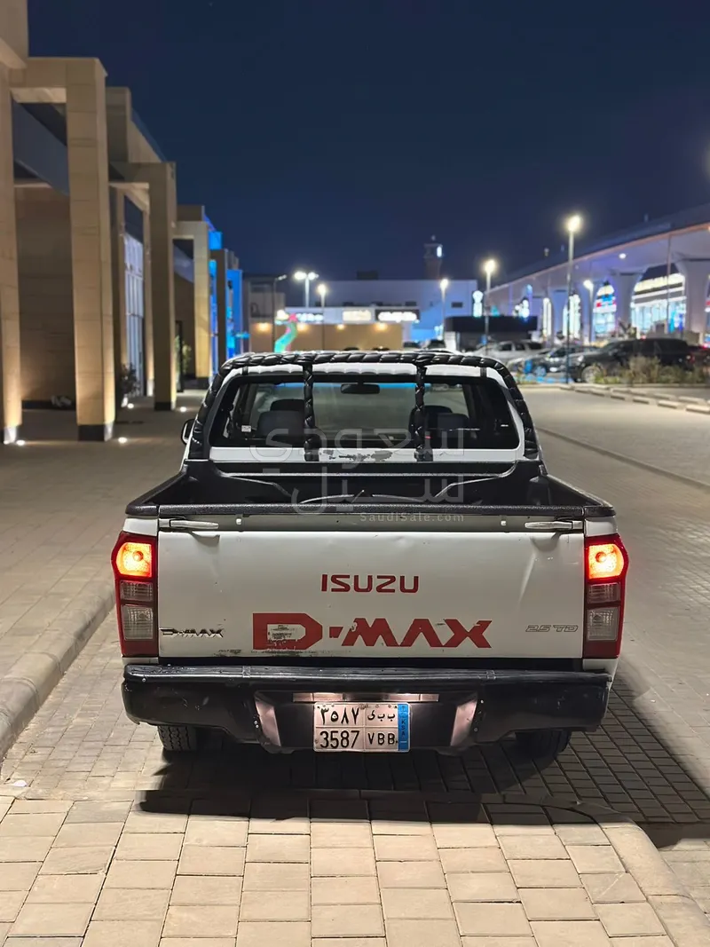 2016 ايسوزو بيكب غمارتين