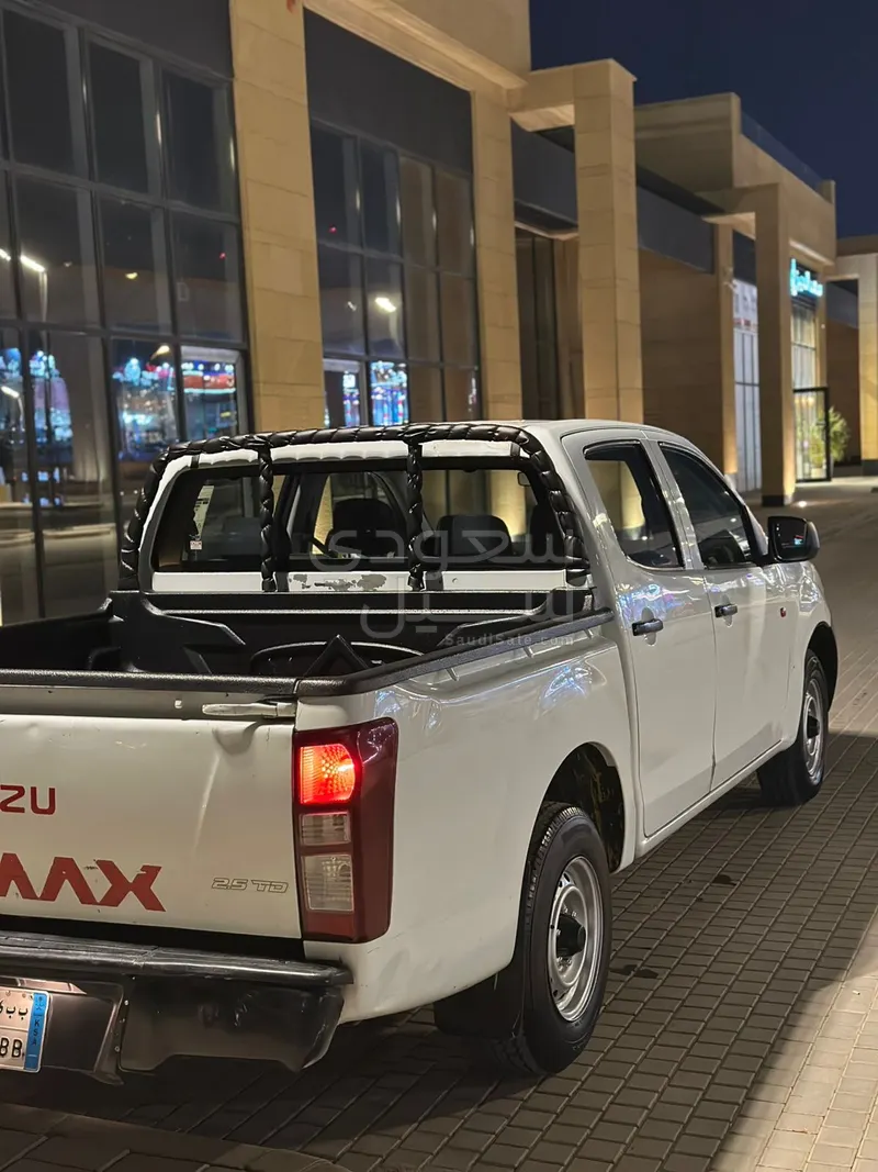 2016 ايسوزو بيكب غمارتين