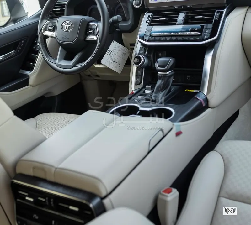 2025 تويوتا لاند كروزر في اكس ار