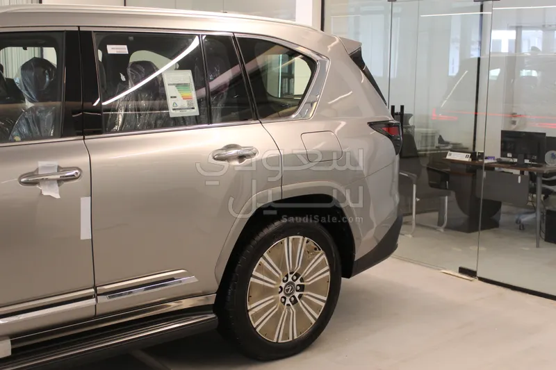 2025 لكزس إل إكس 600