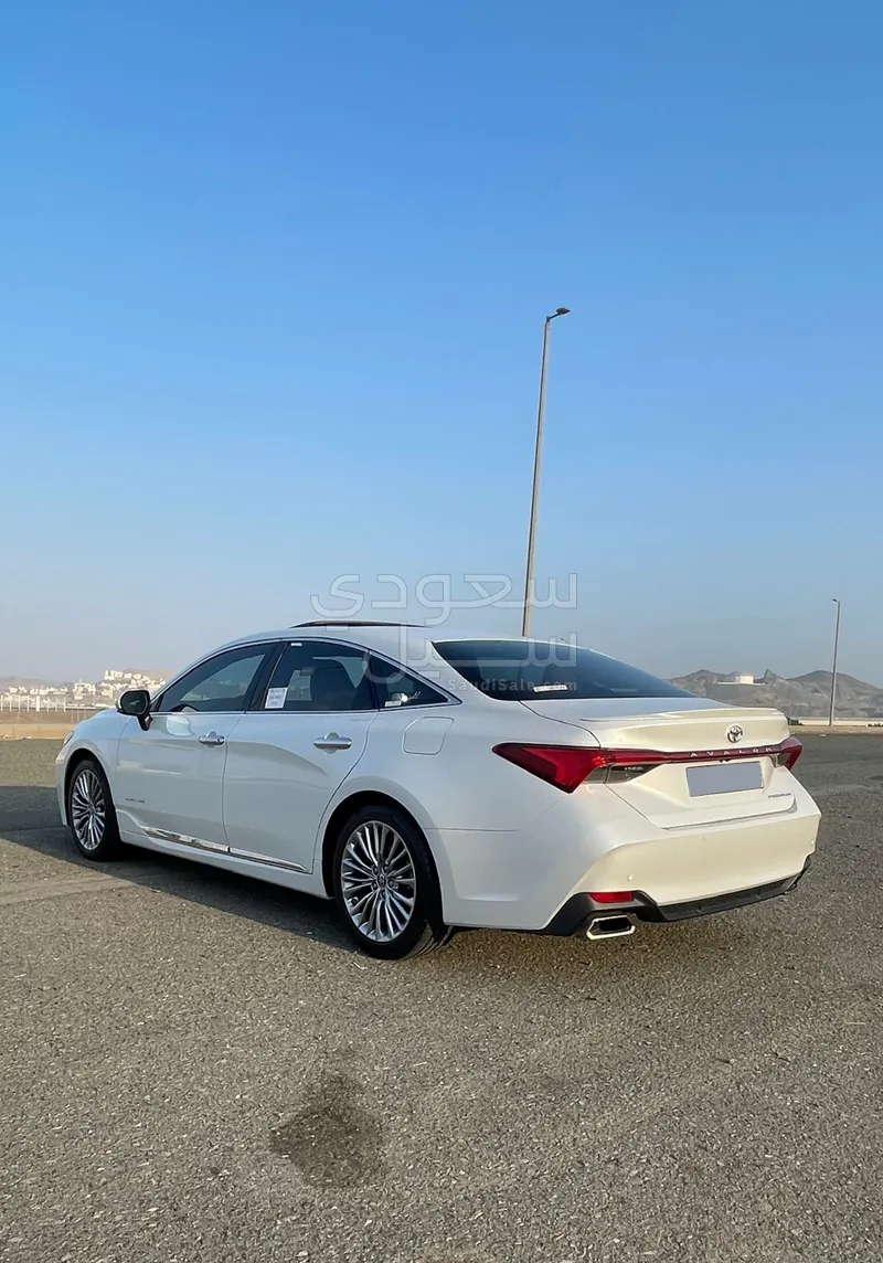 2022 تويوتا افالون بريميوم