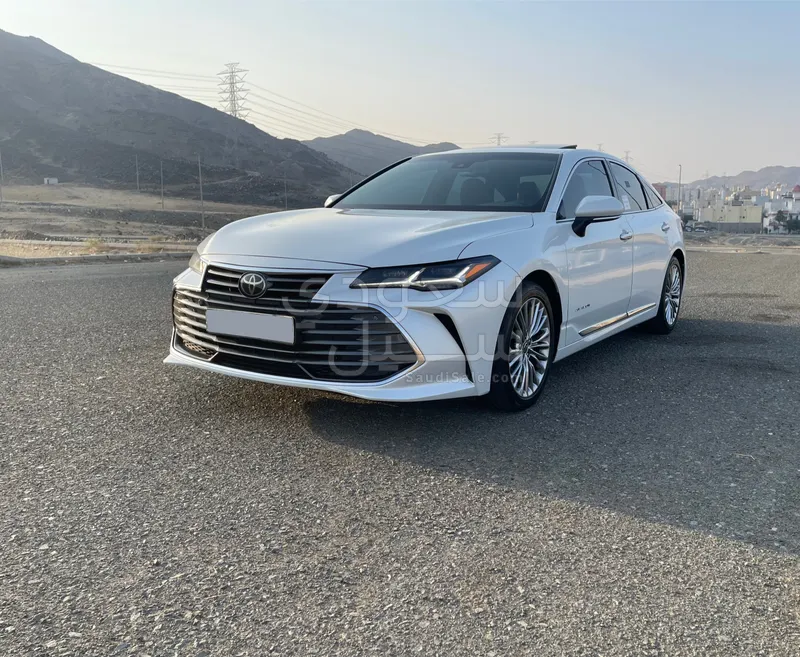 2022 تويوتا افالون بريميوم