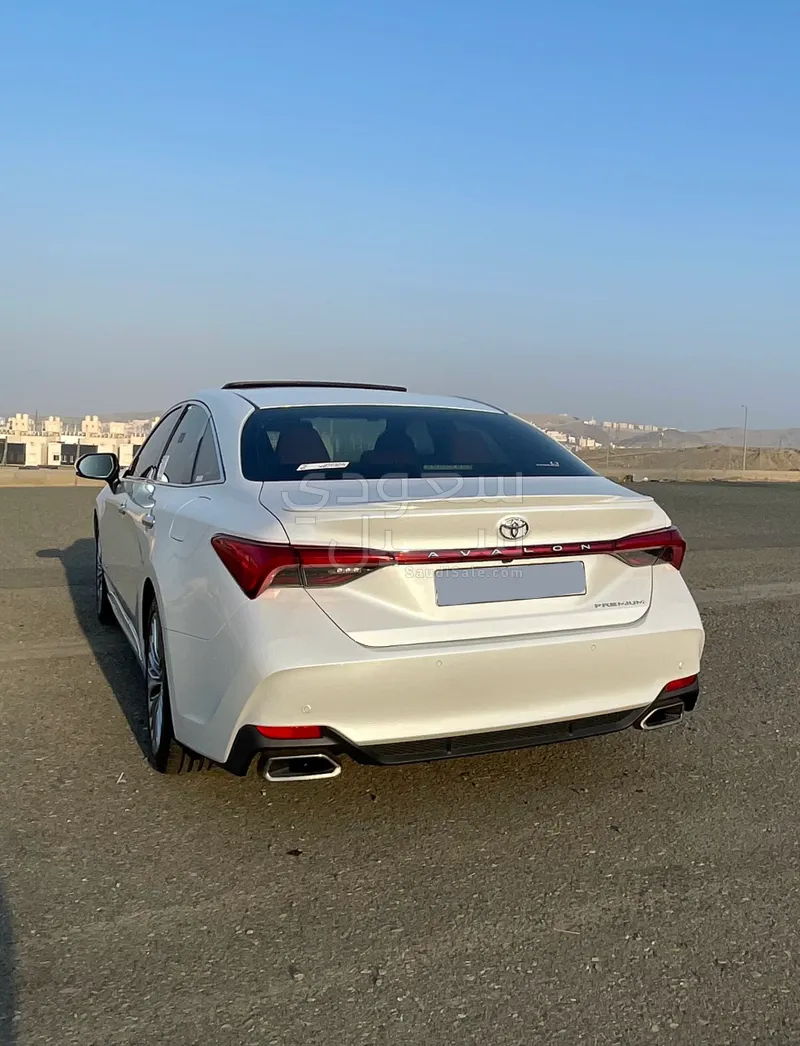 2022 تويوتا افالون بريميوم