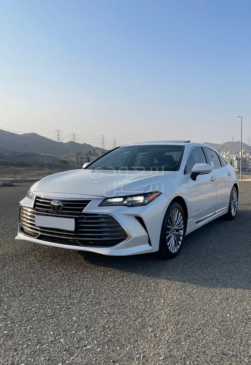 2022 تويوتا افالون بريميوم