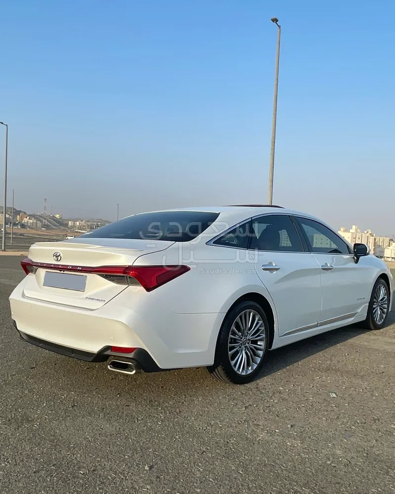 2022 تويوتا افالون بريميوم