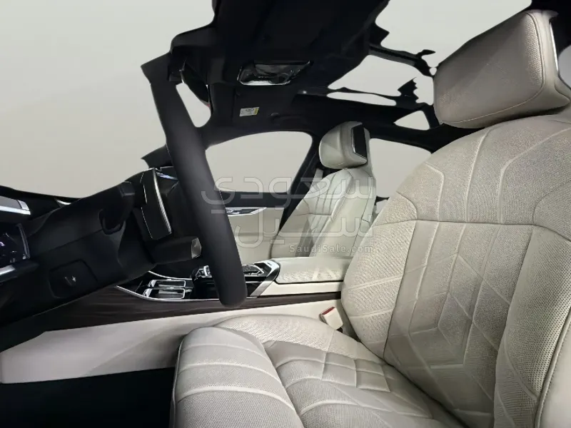 2026 بي ام دبليو الفئة السابعة 735أي