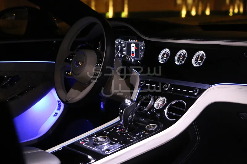 2023 بنتلي جي تي في 8 اس