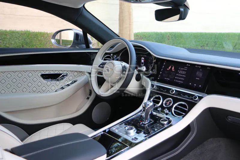 2023 بنتلي جي تي في 8 اس