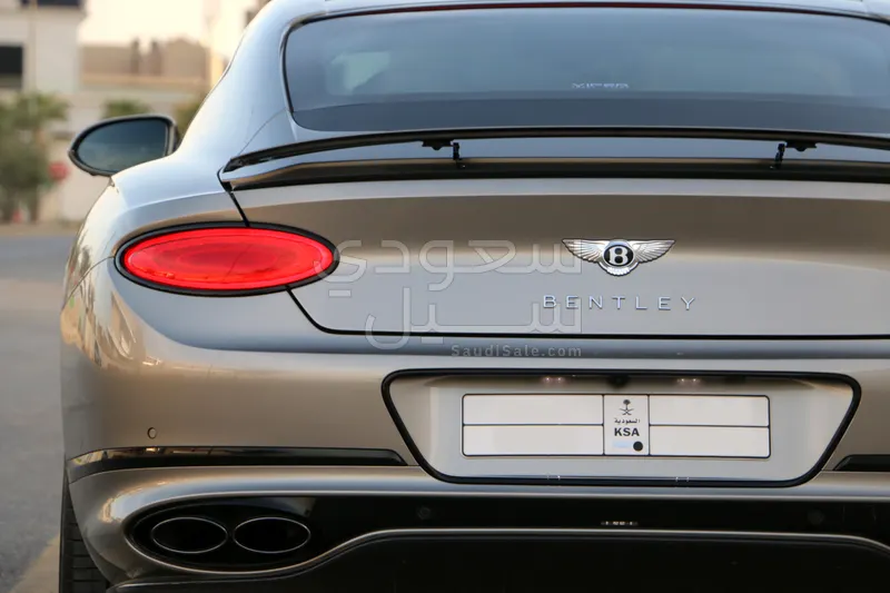 2023 بنتلي جي تي في 8 اس