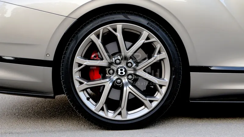 2023 بنتلي جي تي في 8 اس