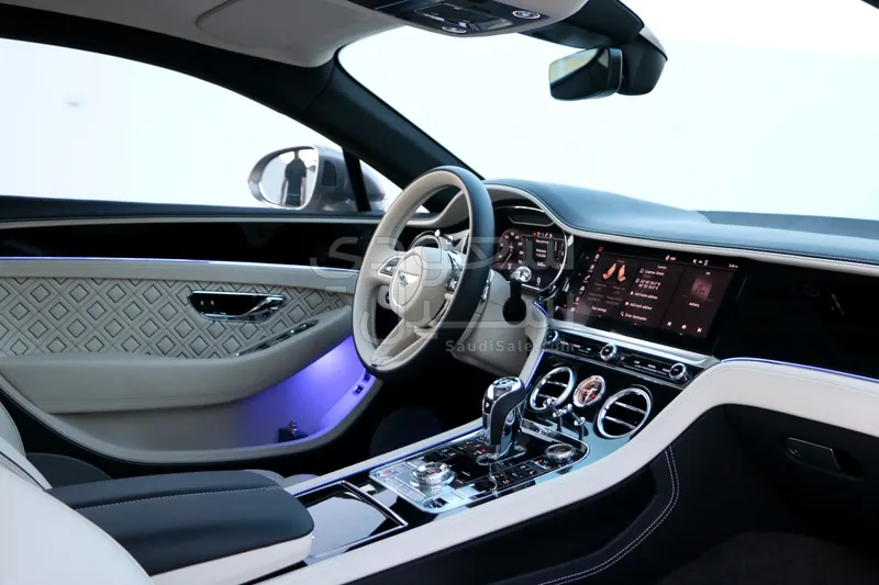 2023 بنتلي جي تي في 8 اس