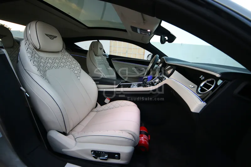 2023 بنتلي جي تي في 8 اس