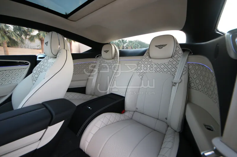 2023 بنتلي جي تي في 8 اس