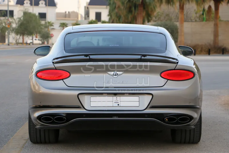 2023 بنتلي جي تي في 8 اس