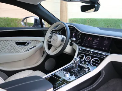 2023 بنتلي جي تي في 8 اس