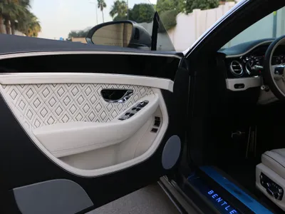 2023 بنتلي جي تي في 8 اس