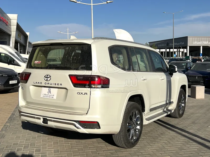 2025 تويوتا لاند كروزر جي اكس ار
