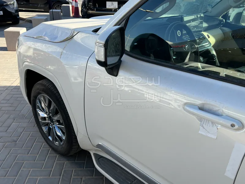 2025 تويوتا لاند كروزر جي اكس ار