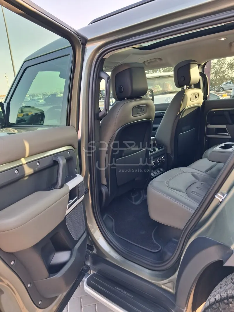 2022 لاند روفر ديفيندر 110