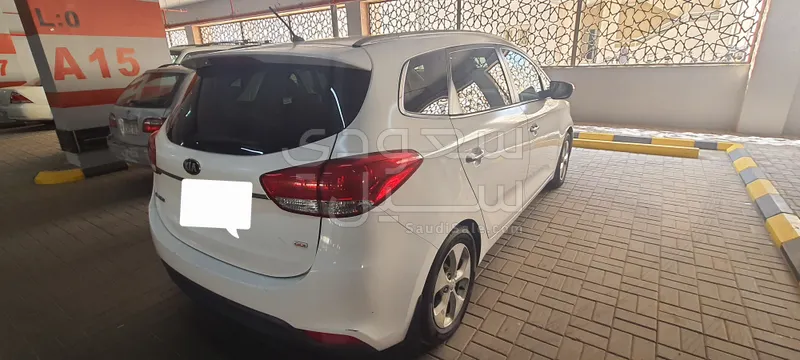 2015 كيا كارنز
