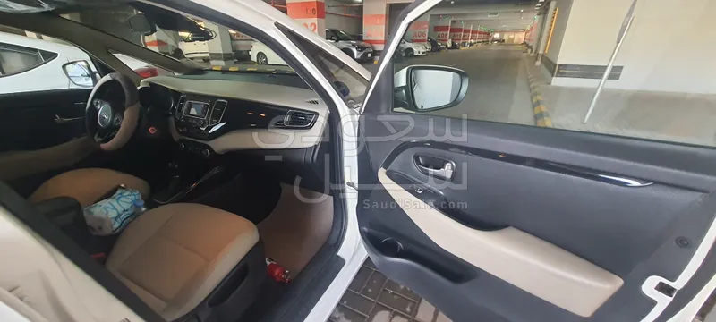 2015 كيا كارنز