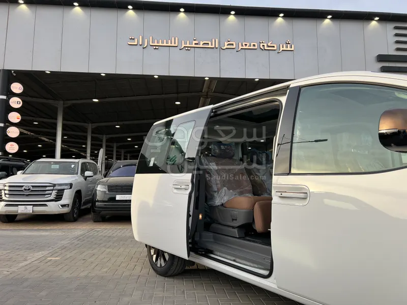 2024 هيونداي ستاريا