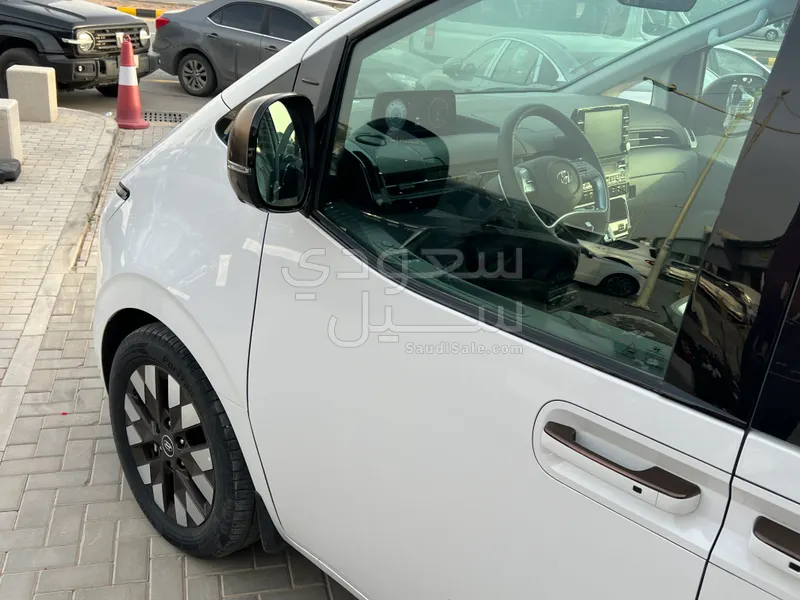 2024 هيونداي ستاريا