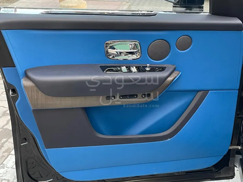 2023 رولز رويس كولينان سلفر بادج