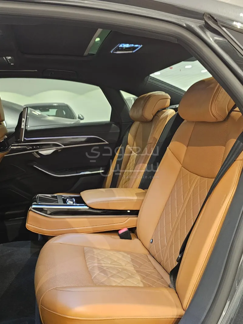 2022 اودي اي 8 ال 55تي اف اس أي