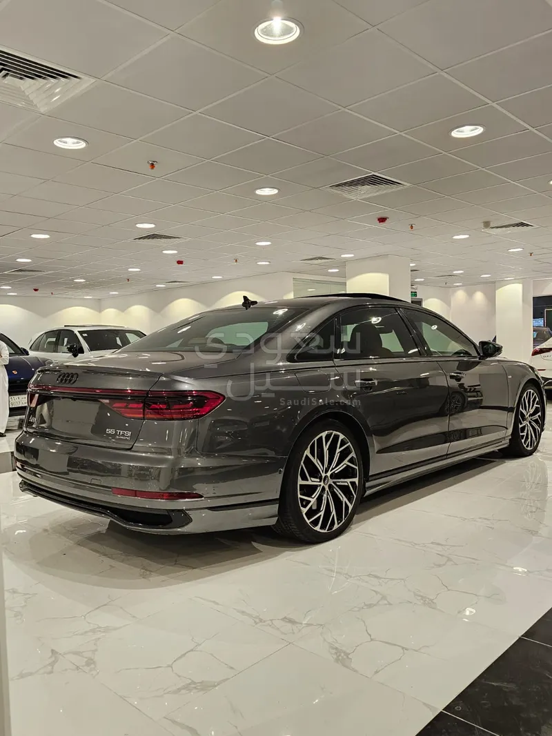 2022 اودي اي 8 ال 55تي اف اس أي