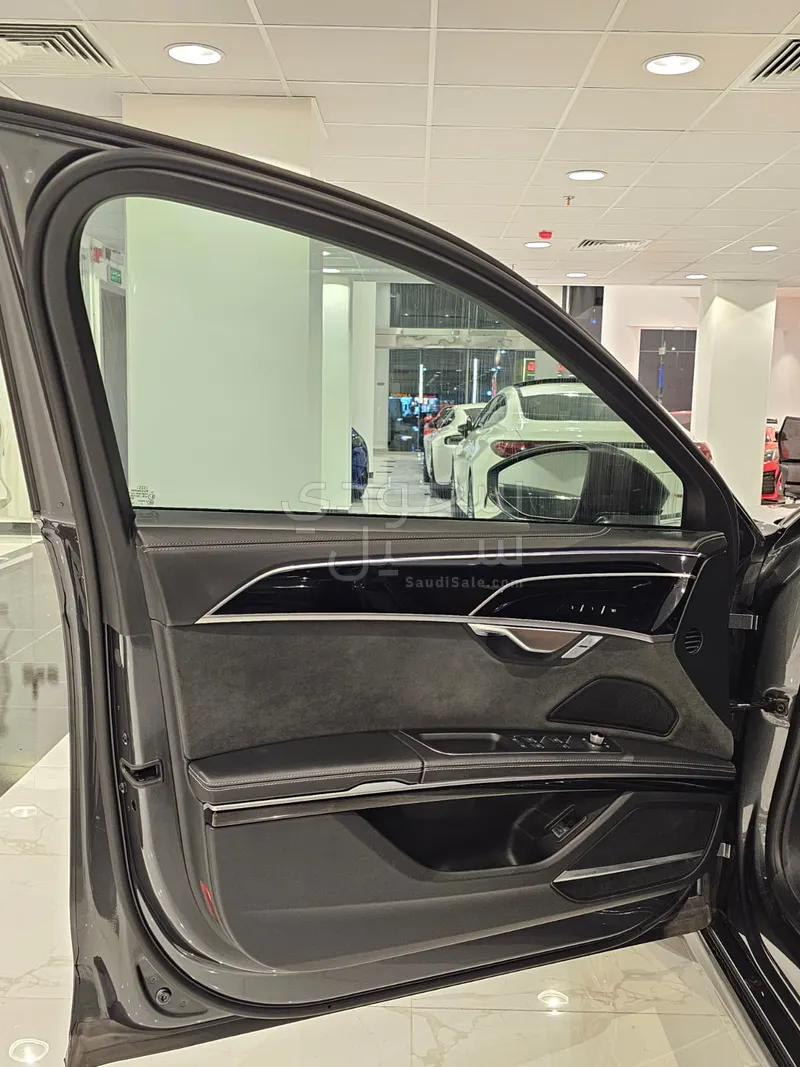 2022 اودي اي 8 ال 55تي اف اس أي