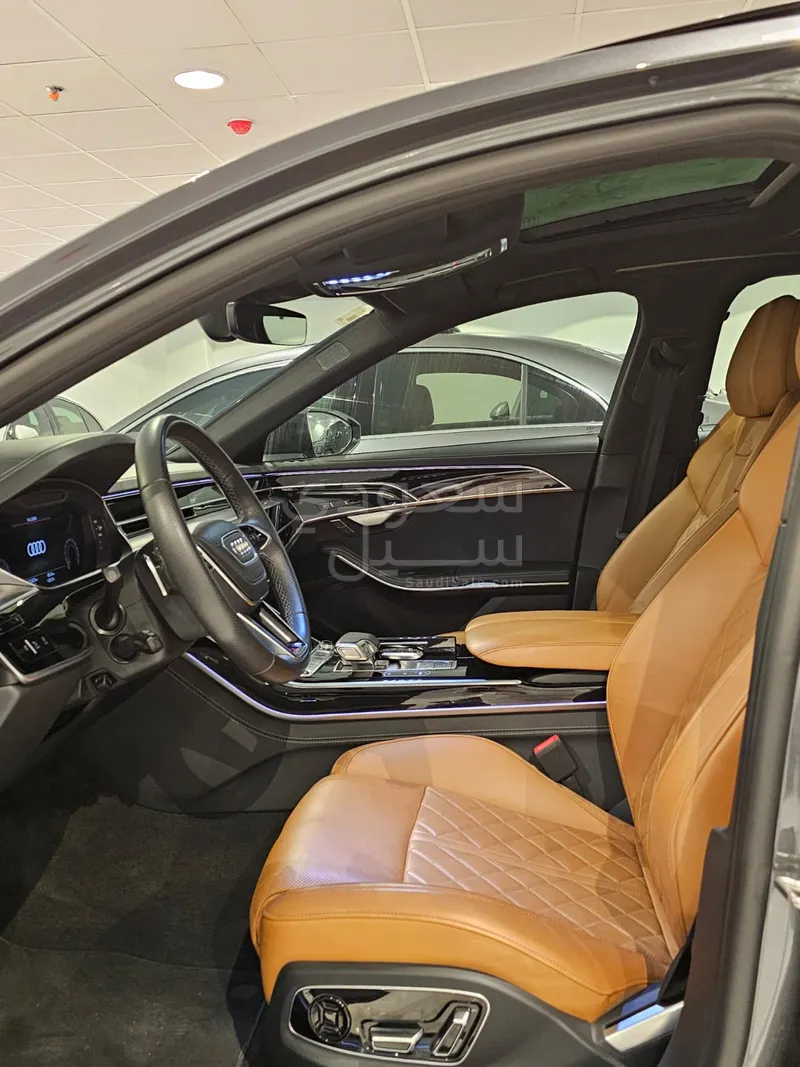 2022 اودي اي 8 ال 55تي اف اس أي