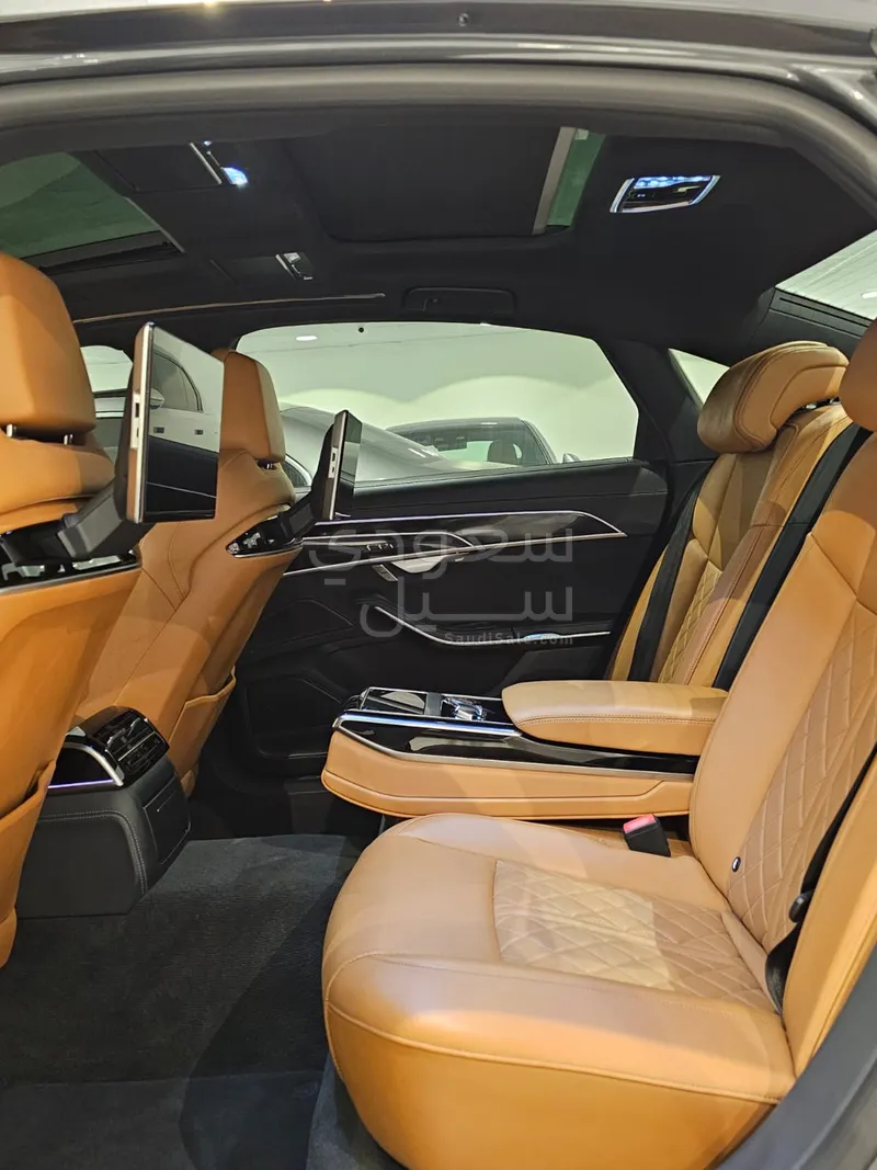 2022 اودي اي 8 ال 55تي اف اس أي