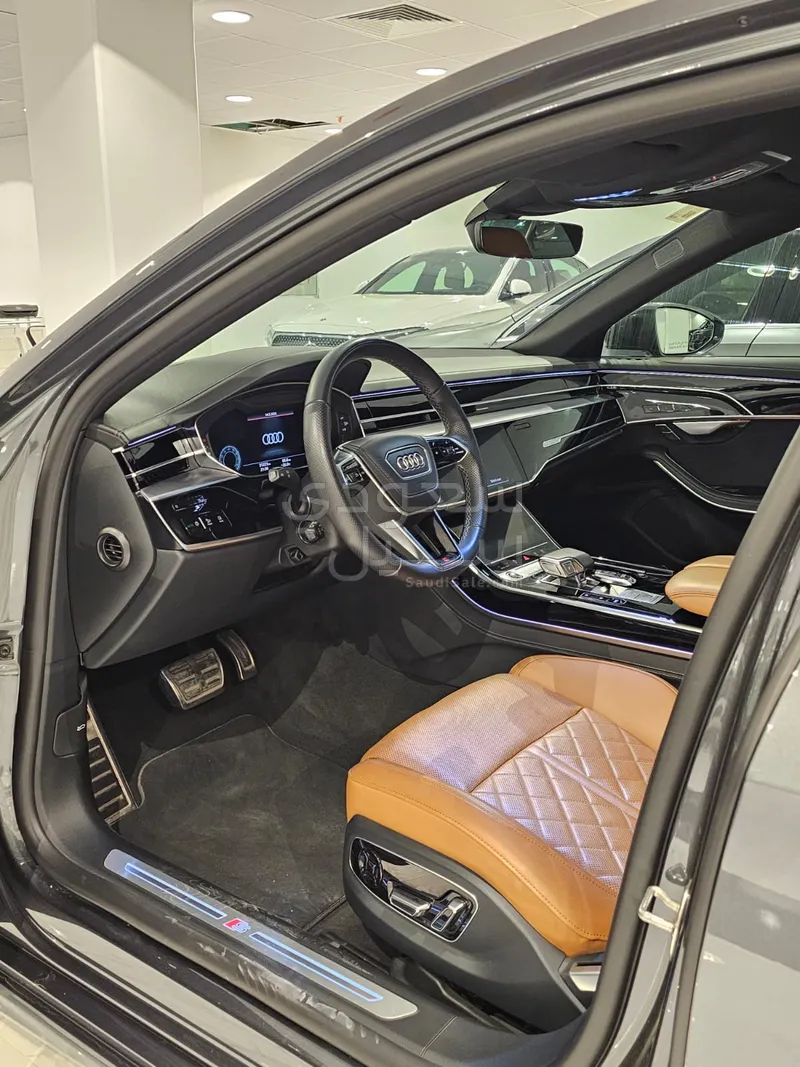 2022 اودي اي 8 ال 55تي اف اس أي