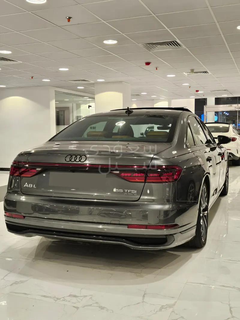 2022 اودي اي 8 ال 55تي اف اس أي