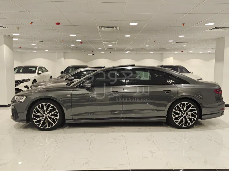 2022 اودي اي 8 ال 55تي اف اس أي