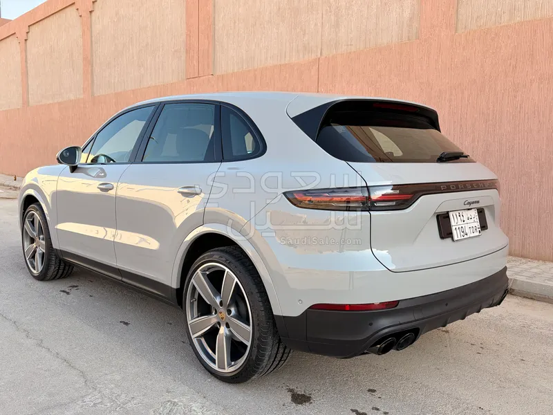 2023 Porsche Cayenne Platinum edition