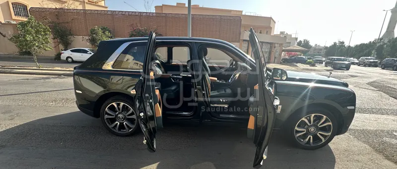 2023 رولز رويس كولينان سلفر بادج