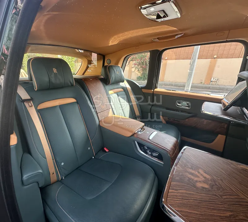 2023 رولز رويس كولينان سلفر بادج