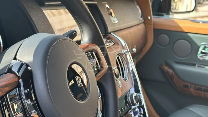 2023 رولز رويس كولينان سلفر بادج