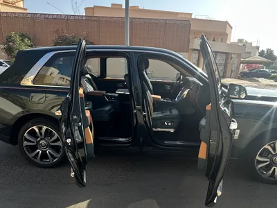 2023 رولز رويس كولينان سلفر بادج