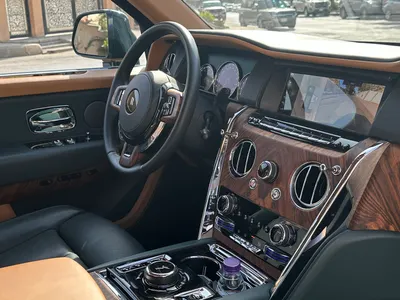 2023 رولز رويس كولينان سلفر بادج