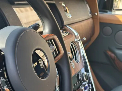 2023 رولز رويس كولينان سلفر بادج