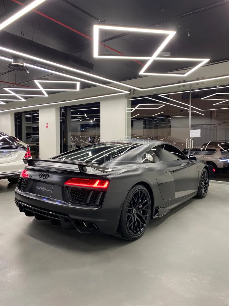 2017 اودي ار 8 في 10 بلس