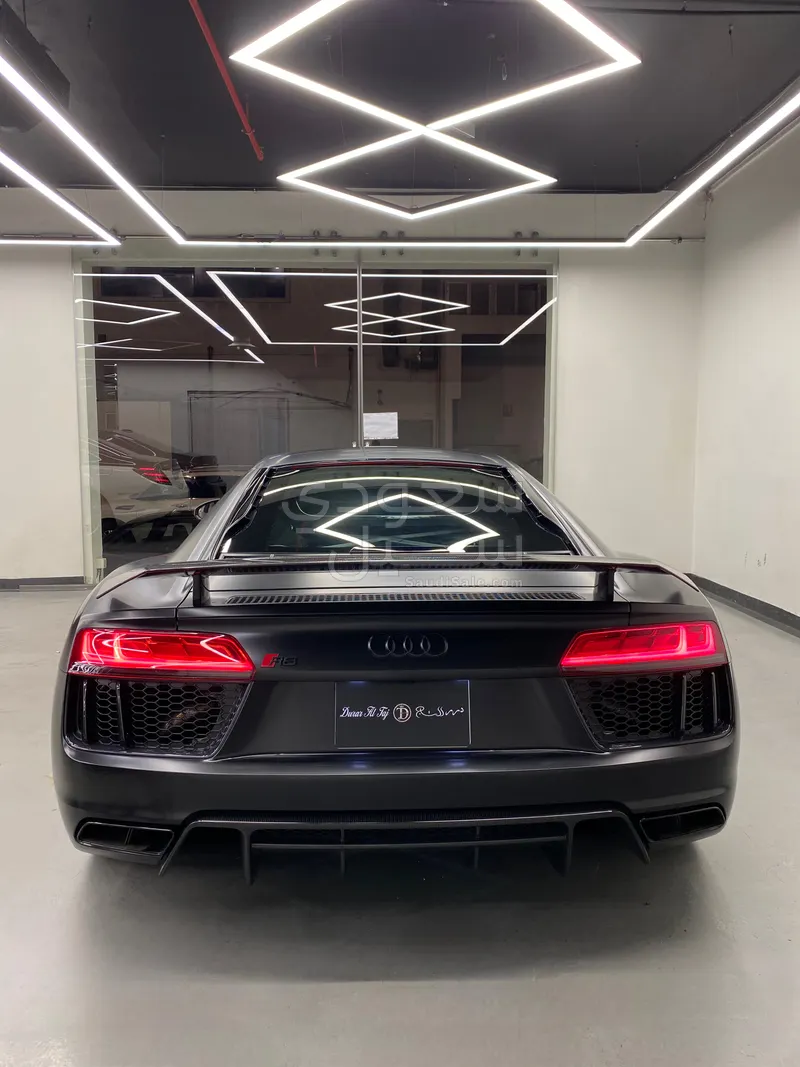 2017 اودي ار 8 في 10 بلس