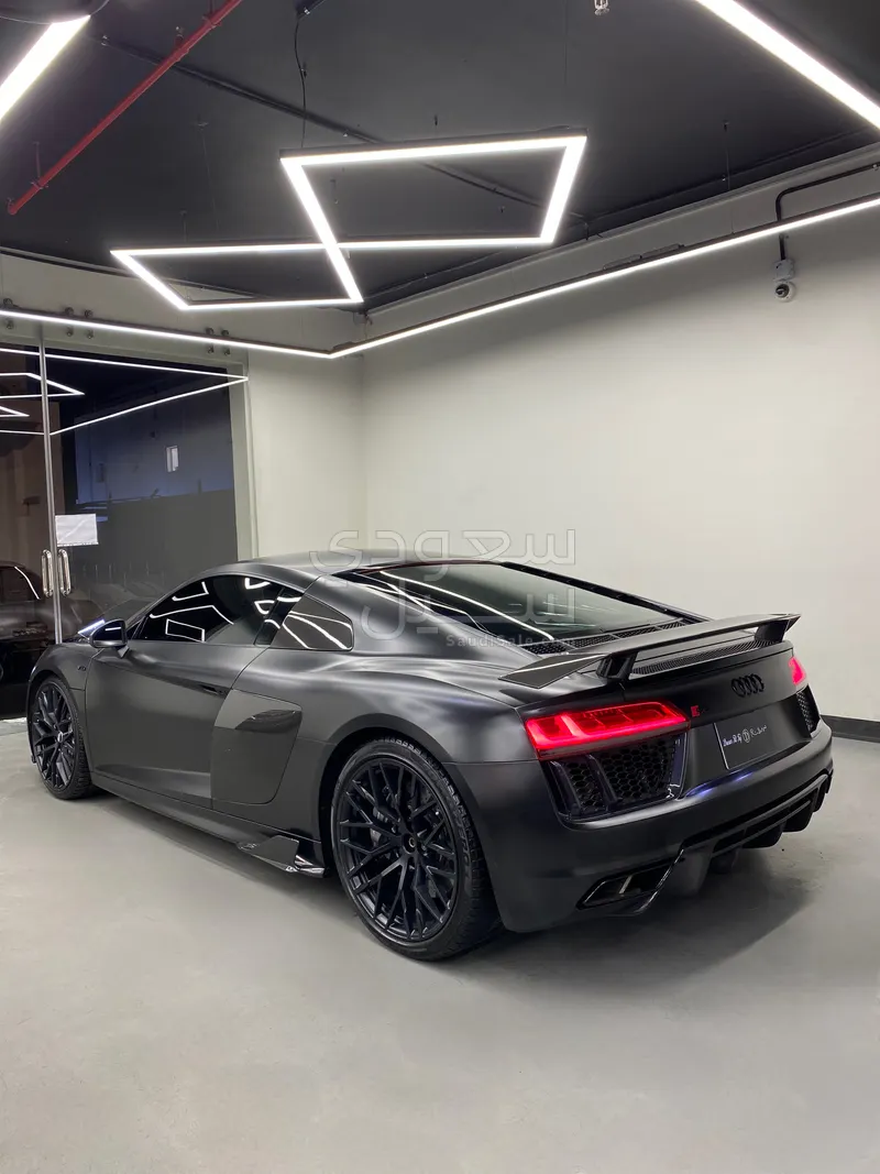 2017 اودي ار 8 في 10 بلس