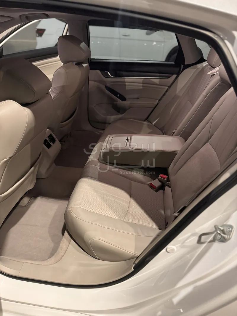 2018 هوندا اكورد اي اكس ال