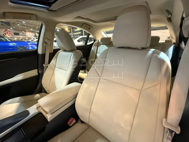 2013 لكزس إي إس 350 دي دي