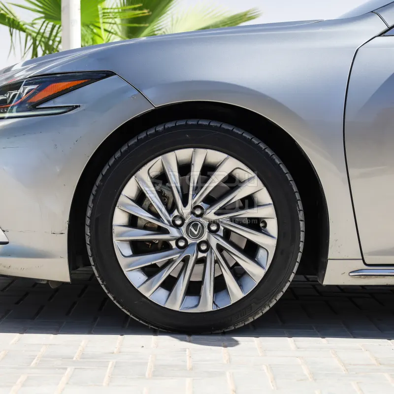 2019 لكزس إي إس 350