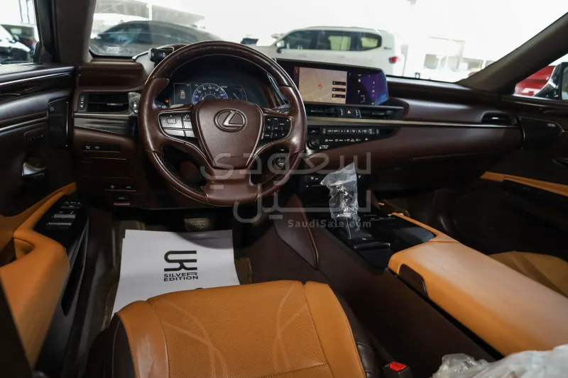 2019 لكزس إي إس 350